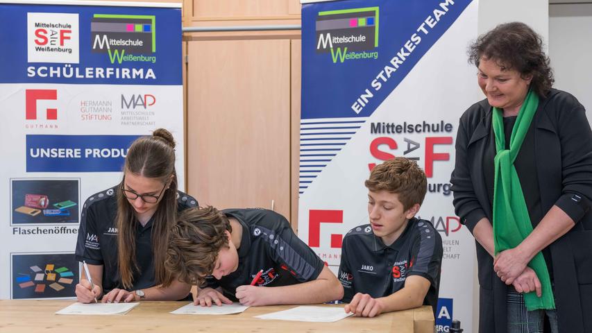 Mona Ehrengruber und Simon Billing bei der Unterzeichnung ihrer Verträge. Mona Ehrengruber und Simon Billing bei der Unterzeichnung ihrer Verträge.