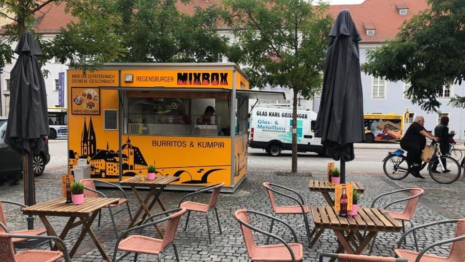 Der Regensburger Imbiss "MixBox" will seine Tageseinnahmen am Dienstag an das Erdbebengebiet in der Türkei und Syrien spenden. Der Regensburger Imbiss "MixBox" will seine Tageseinnahmen am Dienstag an das Erdbebengebiet in der Türkei und Syrien spenden.