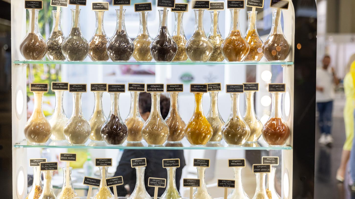 Diverse Gewürz-Sorten werden am Stand eines indischen Unternehmens auf der Messe Biofach in Nürnberg am Stand des Unternehmens ausgestellt. Diverse Gewürz-Sorten werden am Stand eines indischen Unternehmens auf der Messe Biofach in Nürnberg am Stand des Unternehmens ausgestellt.