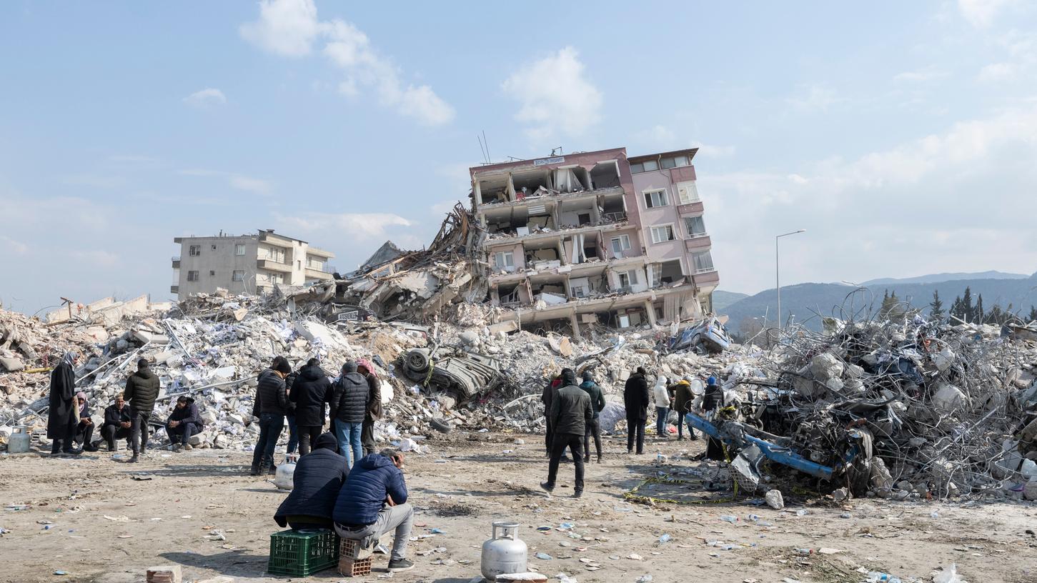 Menschen gehen durch die Trümmer ihres Viertels in Antakya in der Region Hatay: Für Menschen in dieser schwer betroffenen Region wird in Gunzenhausen Geld gesammelt.  