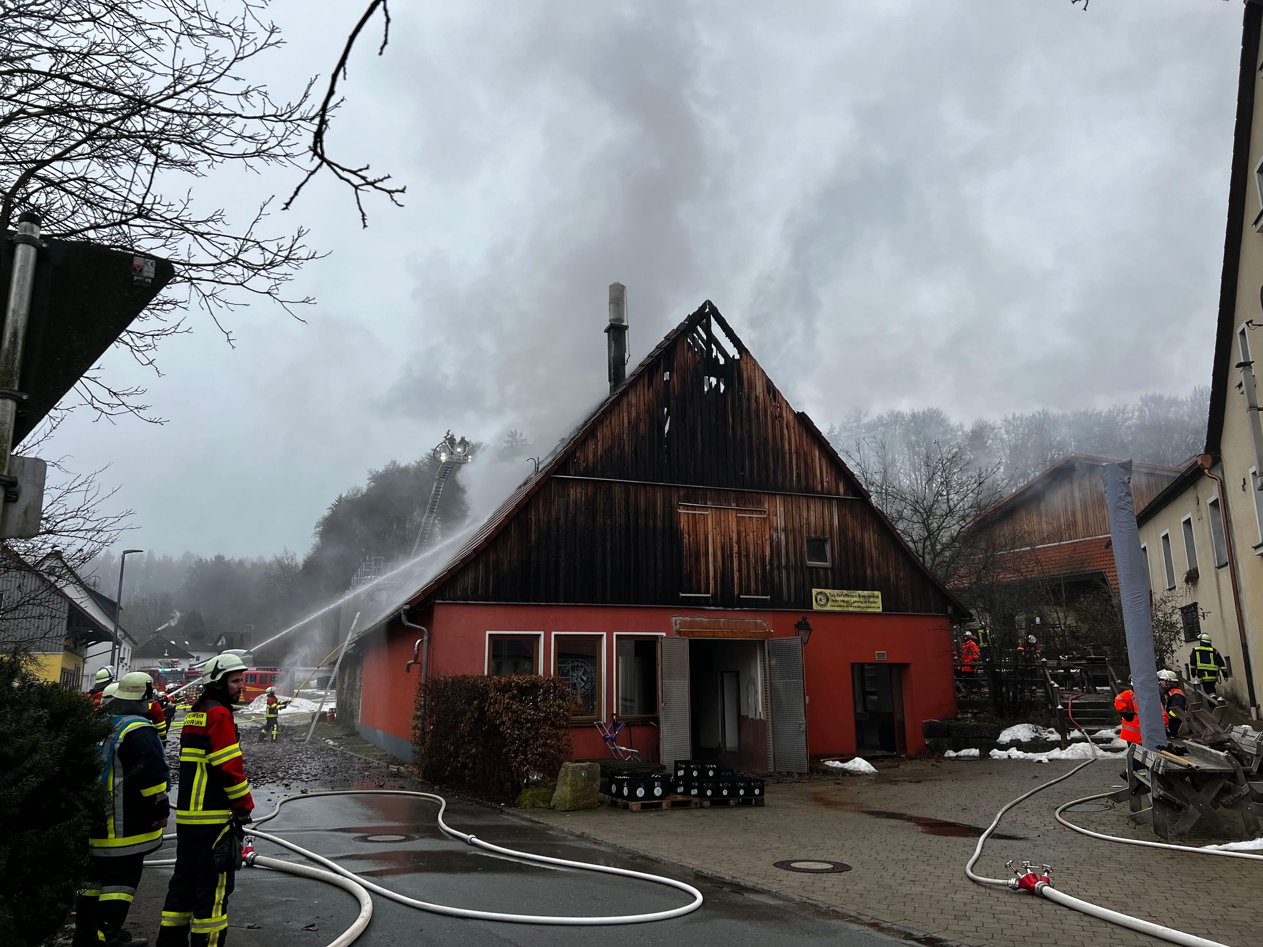 In Thuisbrunn bei Gräfenberg geriet am Dienstag ein Dachstuhl in Brand.