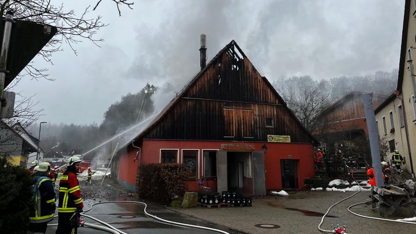 In Thuisbrunn bei Gräfenberg geriet am Dienstag ein Dachstuhl in Brand.