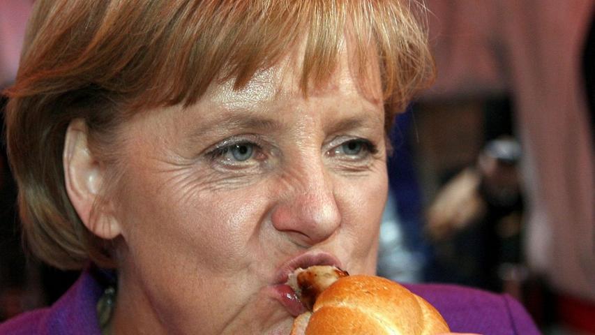 Die Thüringer Rostbratwurst ist bei vielen bekannt und beliebt. Auch Bundeskanzlerin Angela Merkel kann zu einer solchen Delikatesse nicht nein sagen. Zwischen der Nürnberger und Thüringer Variante der Rostbratwurst gab es lange Zeit einen Streit, welche es denn bereits länger gibt.
