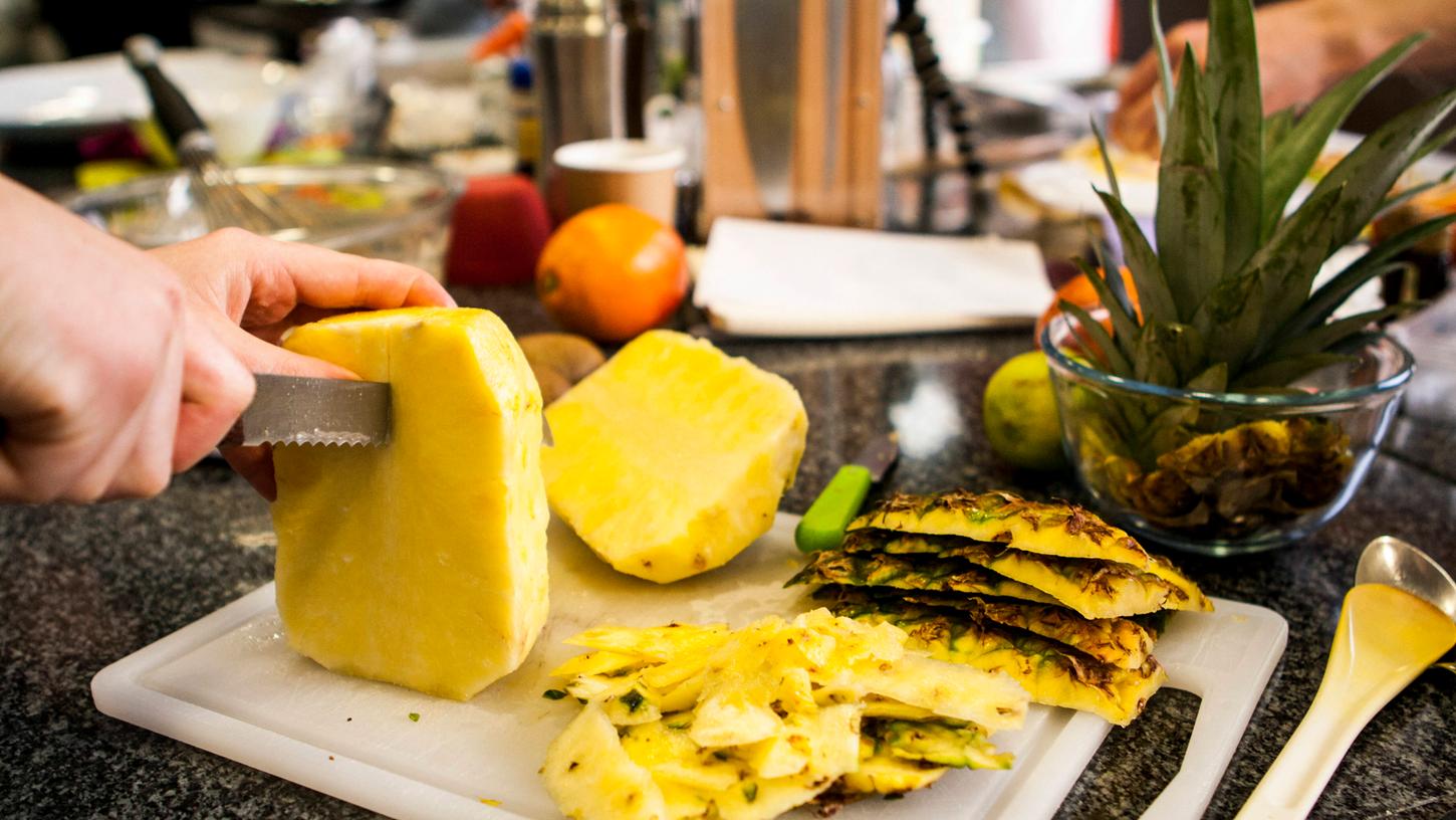 Die Ananas steckt in vielen Getränken und Gerichten und wird auch pur gerne gegessen.