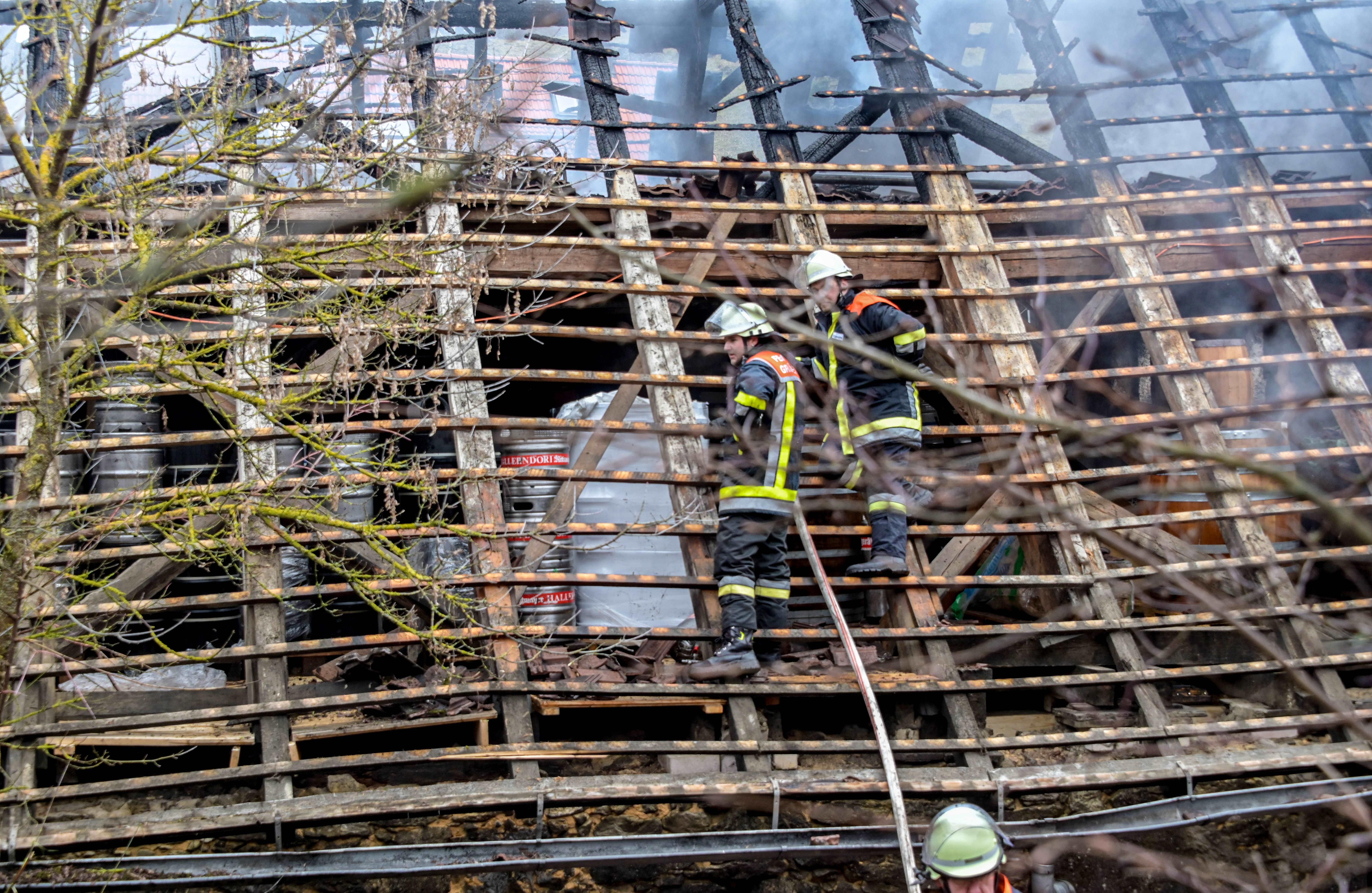 Rund 90 Einsatzkräfte bekämpfen in Thuisbrunn die Flammen.