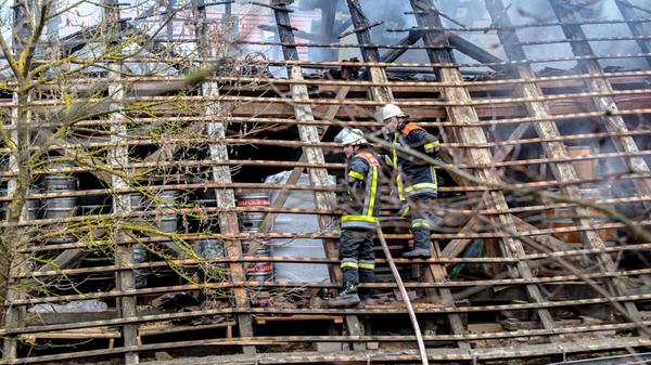 Rund 90 Einsatzkräfte bekämpfen in Thuisbrunn die Flammen.