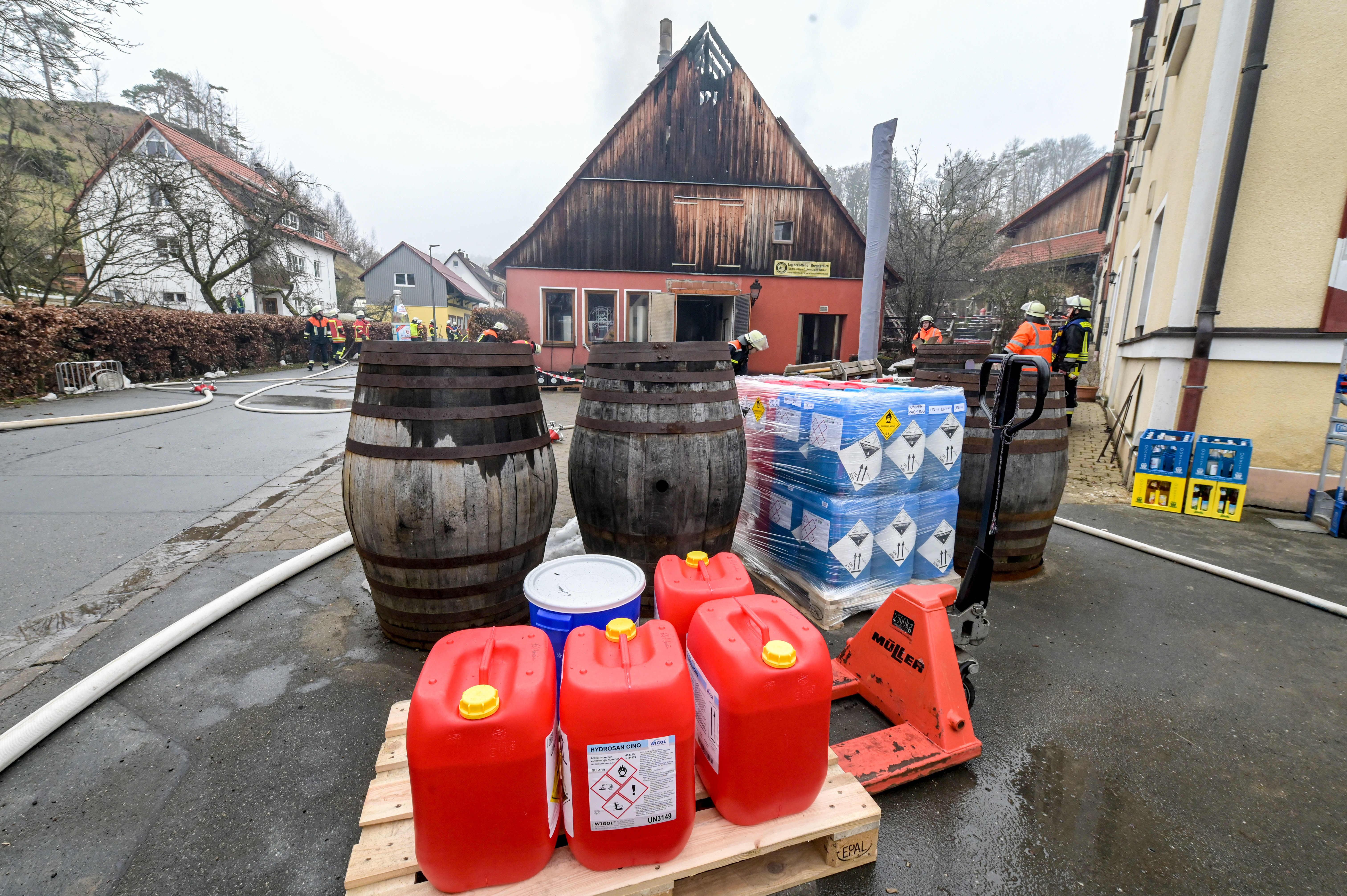 Die Feuerwehr konnte leicht entzündliche Waren noch rechtzeitig aus der Scheune retten.