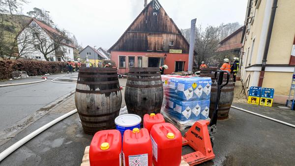 Die Feuerwehr konnte leicht entzündliche Waren noch rechtzeitig aus der Scheune retten.