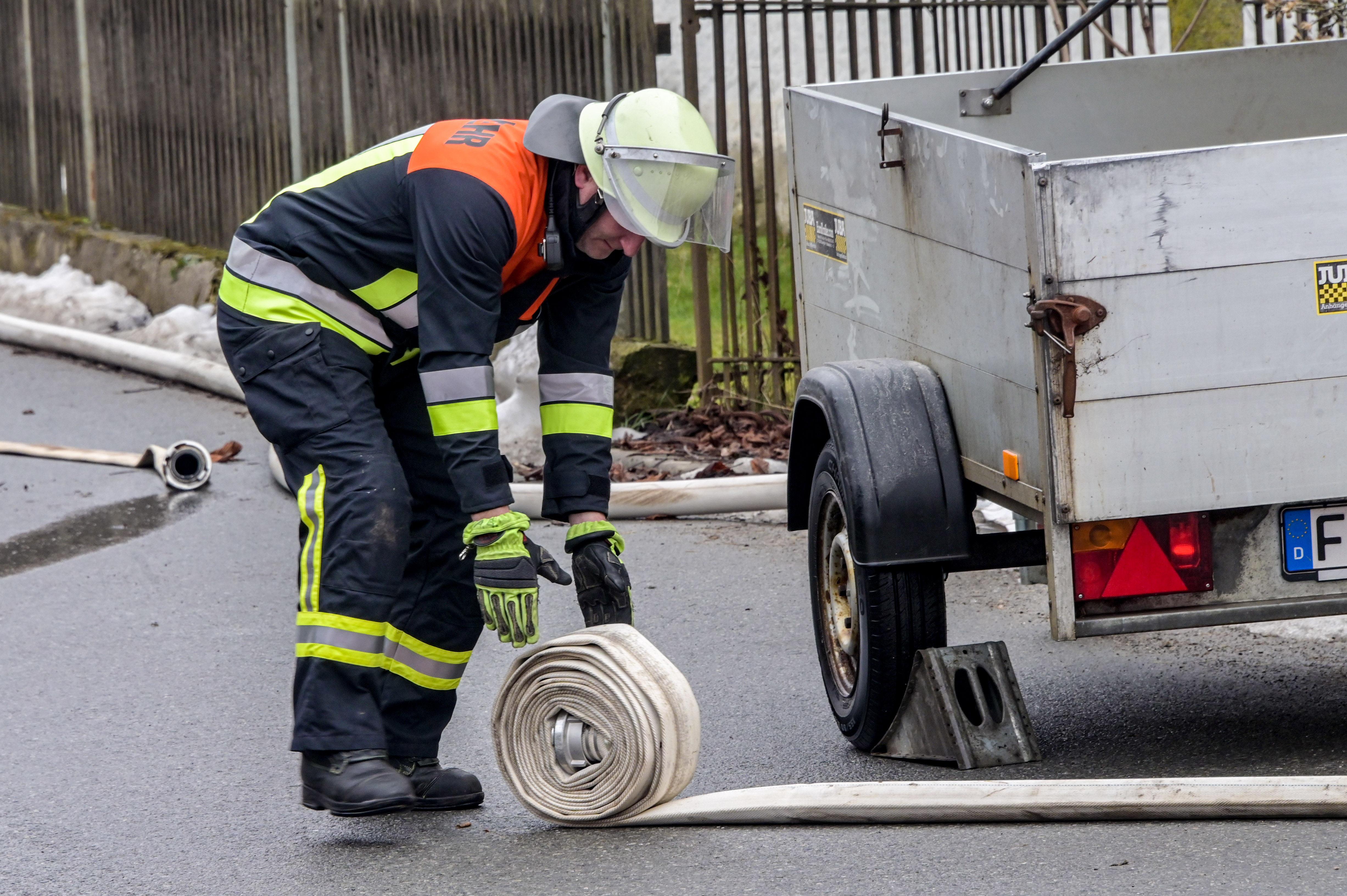 Die Einsatzkräfte mussten die Ortsdurchfahrt während ihres Einsatzes sperren. 