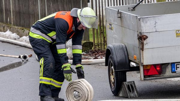 Die Einsatzkräfte mussten die Ortsdurchfahrt während ihres Einsatzes sperren.