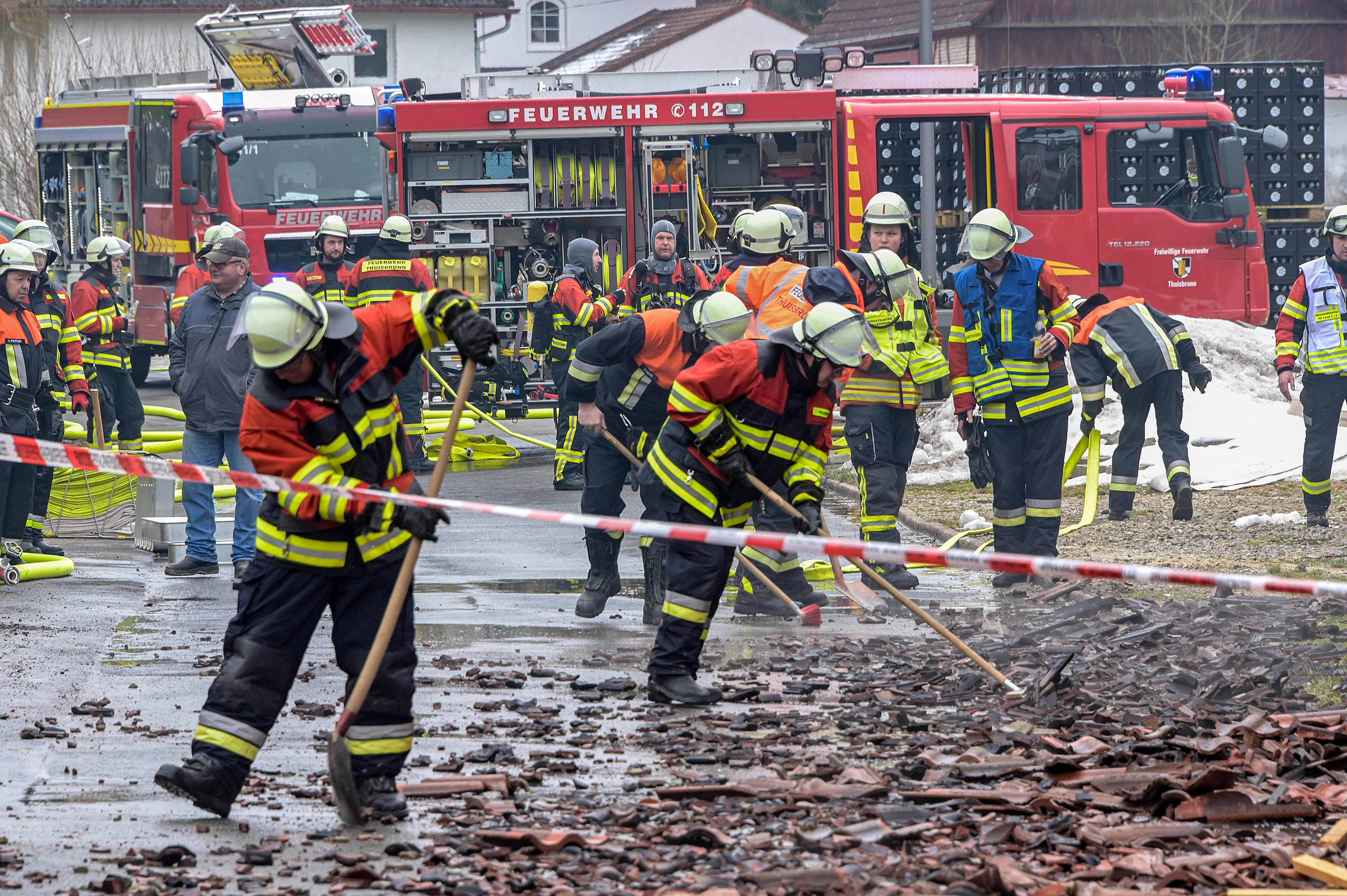 Bei den ersten Aufräumarbeiten halfen die Einsatzkräfte tatkräftig mit. 