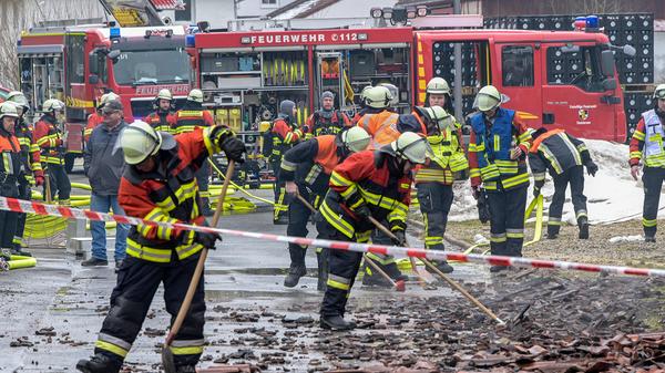 Bei den ersten Aufräumarbeiten halfen die Einsatzkräfte tatkräftig mit.
