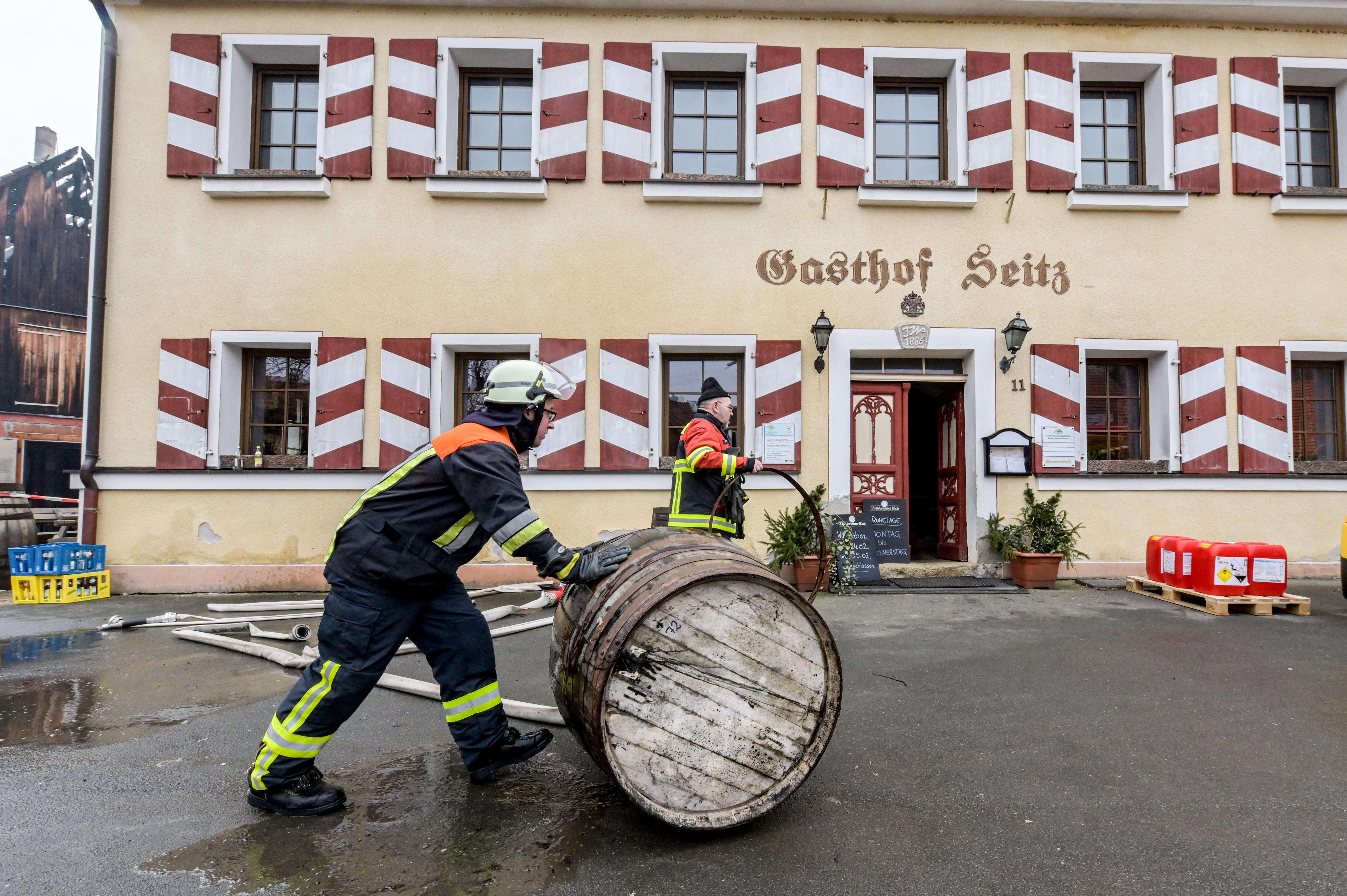 Die Feuerwehrleute halfen nicht nur bei der Brandbekämpfung. 