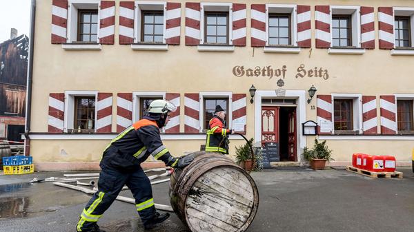 Die Feuerwehrleute halfen nicht nur bei der Brandbekämpfung.