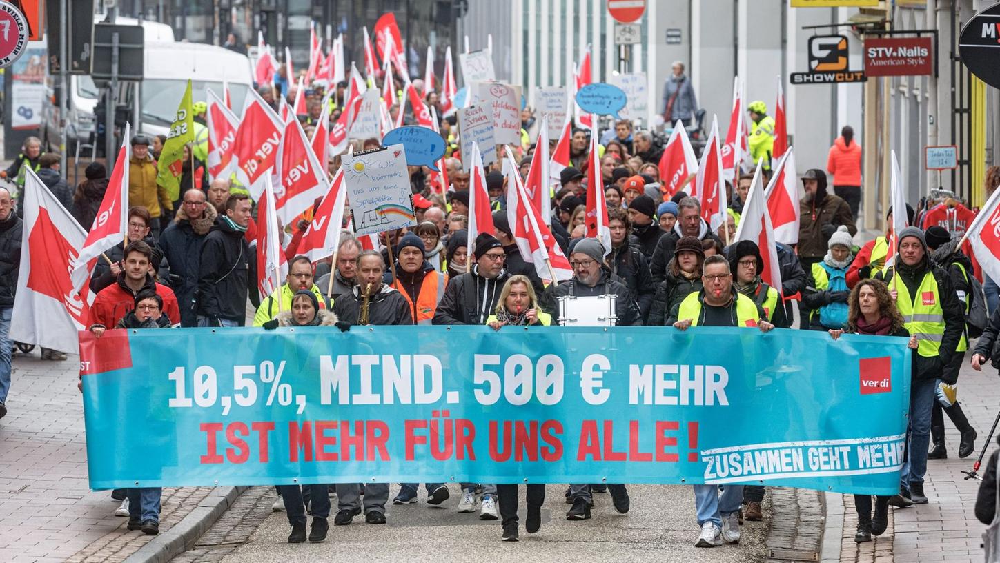 In der aktuellen Tarifrunde fordern die Dienstleistungsgewerkschaft Verdi und der Beamtenbund eine Einkommenssteigerung von 10,5 Prozent. In der aktuellen Tarifrunde fordern die Dienstleistungsgewerkschaft Verdi und der Beamtenbund eine Einkommenssteigerung von 10,5 Prozent.