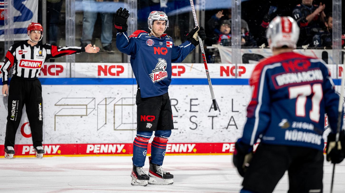 Jubel im Großraumbüro: Tim Fleischer hat soeben das 1:0 erzielt.