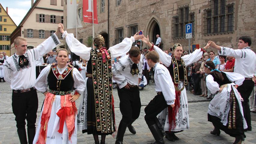 Und hoch die Arme: „Aus Tradition und Liebe zum Tanz“ schwangen die Tänzer am Altrathaus-Platz die Hüften.
