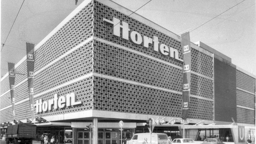 Einst lockte die Kaufhauskette "Horten" viele Kunden in die Nürnberger Südstadt. Heute ist das einstige Kaufhaus am Aufseßplatz Geschichte. Mehr Bilder von der Gründung als "Schocken" bis zur Schließung als "Kaufhof" finden Sie hier.