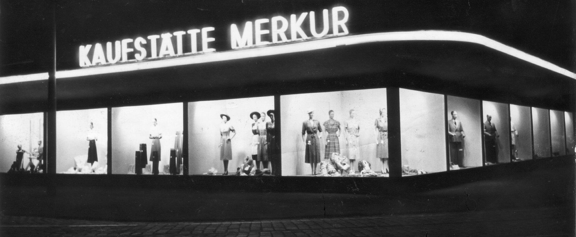 ... wurde "der Schocken", den man bis heute unter diesem Namen kennt, arisiert. Fortan heißt er "Merkur". Die Angestellten...