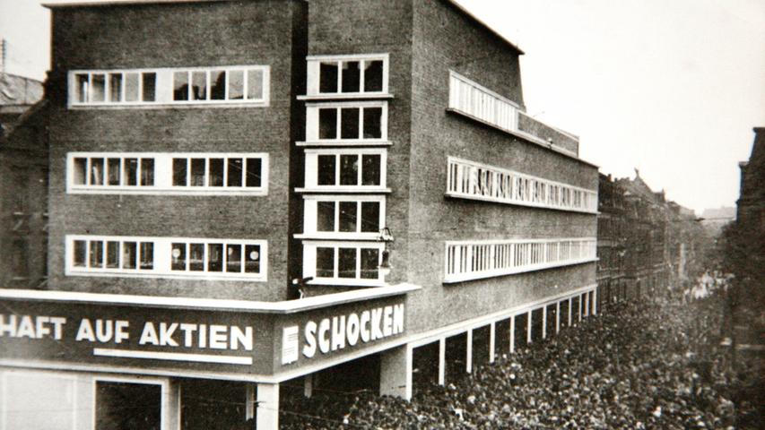 Am 16. Juni 2012 schloss die Kaufhof-Filiale am Nürnberger Aufseßplatz endgültig. Das große Kaufhaus war in der Südstadt eine richtige Institution: Im Jahr 1927...