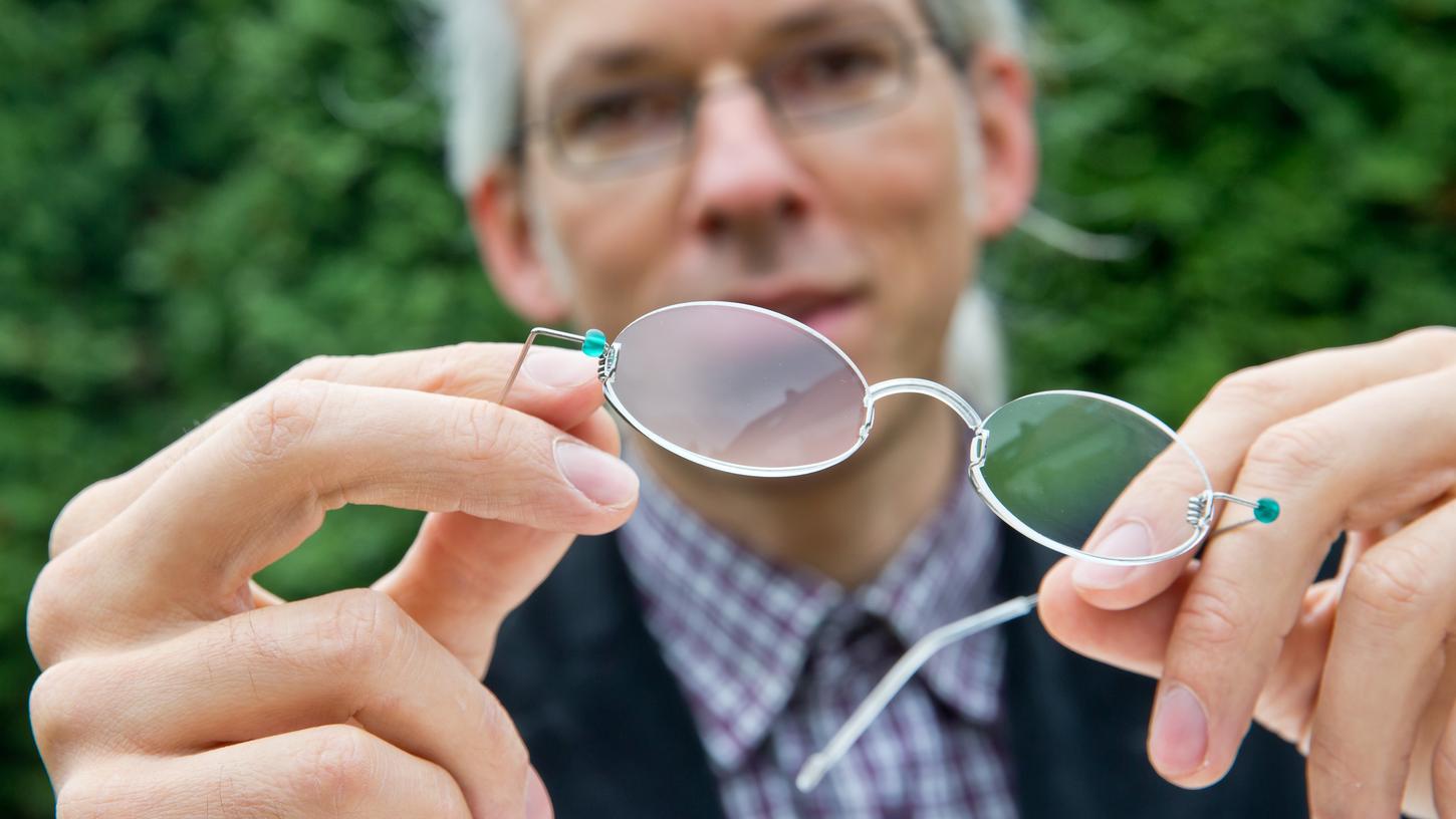 Der Erlanger Realschullehrer Martin Aufmuth entwickelte die Ein-Dollar-Brille. Bei der Konstruktion hilft jetzt Software von Siemens.   