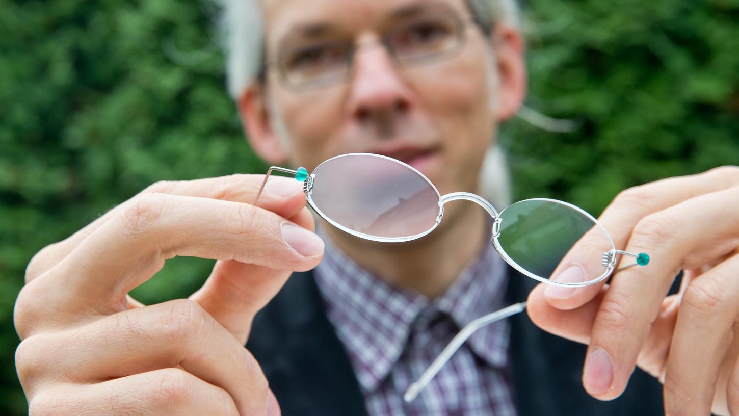 Der Erlanger Realschullehrer Martin Aufmuth entwickelte die Ein-Dollar-Brille. Bei der Konstruktion hilft jetzt Software von Siemens. Der Erlanger Realschullehrer Martin Aufmuth entwickelte die Ein-Dollar-Brille. Bei der Konstruktion hilft jetzt Software von Siemens.
