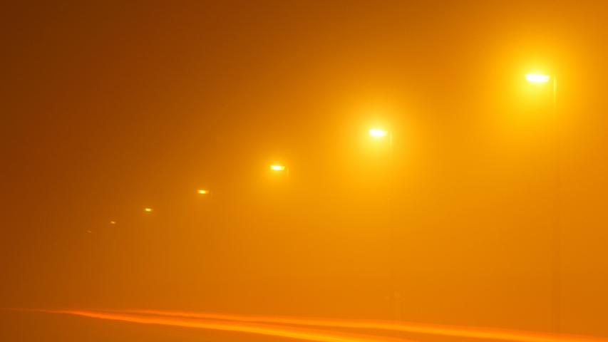 Die Straßenlaternen in Heilsbronn schaffen im Nebel einen großen gelben Vorhang, vor dem die vorbeifahrenden Autos mit ihren Rückleuchten ihre Spuren hinterlassen. Mehr Leserfotos finden Sie hier.