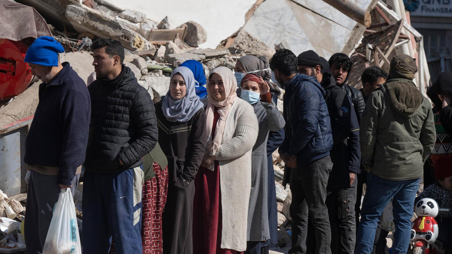 Verzweifelte Menschen stehen nach dem schrecklichen Erdbeben in der Türkei  in einer Schlange für eine warme Mahlzeit an. Hier möchte der Frankenkonvoi helfen - allerdings erst, wenn es die Sicherheitslage zulässt. 