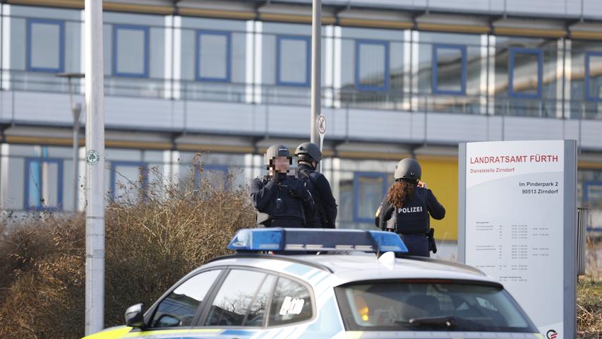 Mann mit Waffe gesichtet - großer SEK-Einsatz in Zirndorf