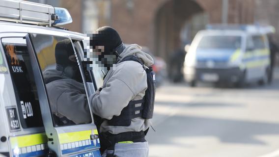 Messerattacke in Nürnberg: USK rückt aus - Mann schwer verletzt