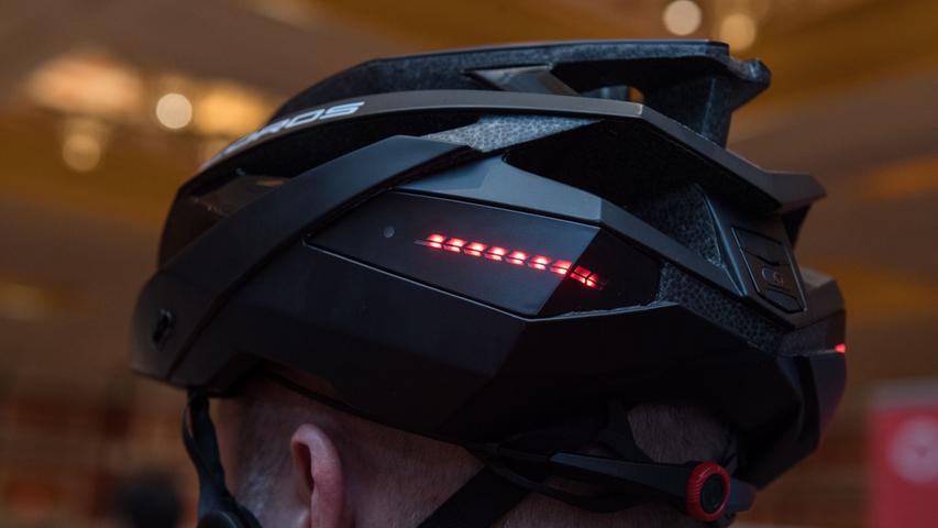 Mit Licht und Sturzsensor: In einigen Helmen steckt viel Technik.