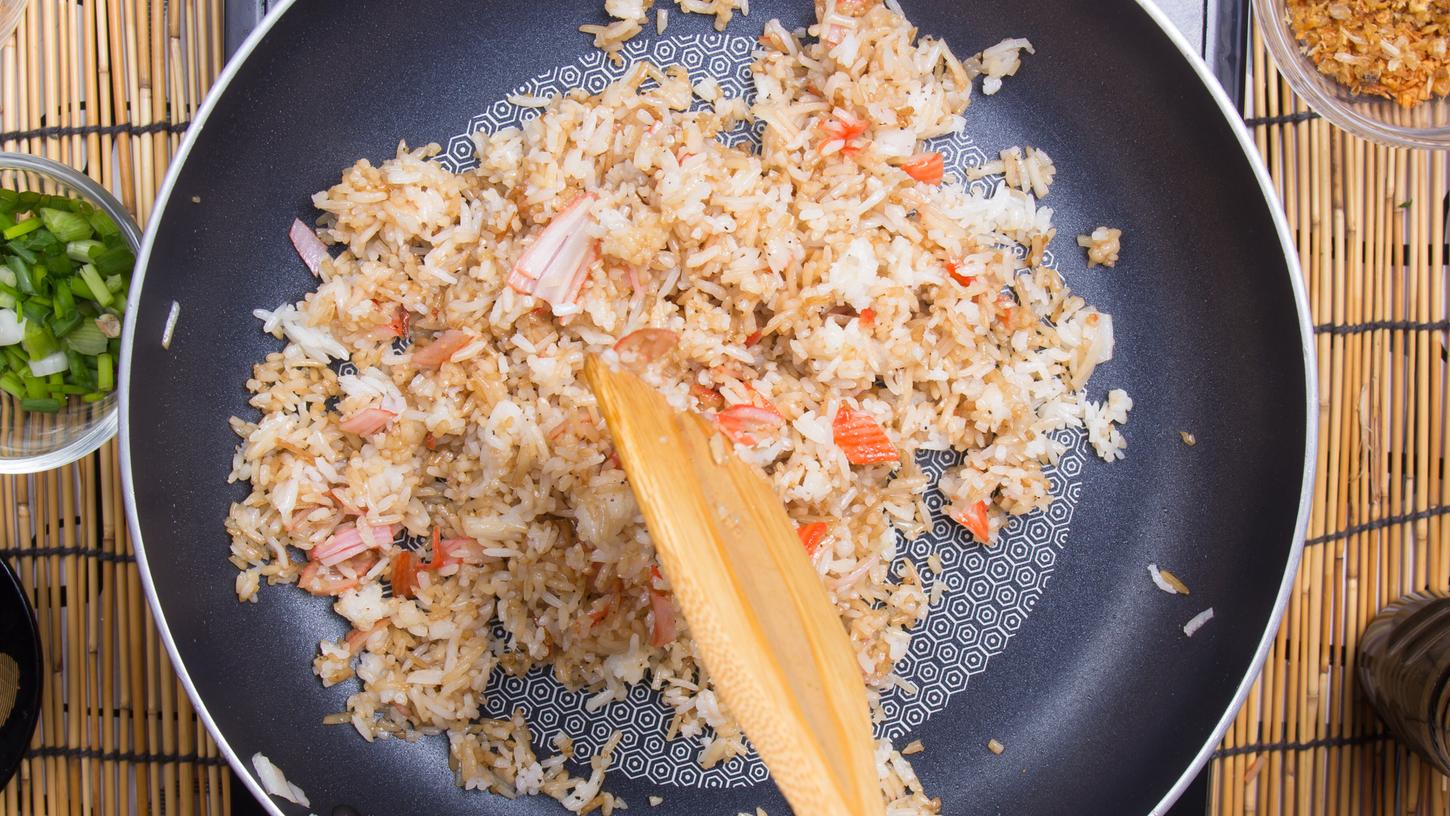 Reis-Reste können beispielsweise als gebratener Reis wiederverwertet werden. Man muss allerdings einige Vorsichtsmaßnahmen beachten.