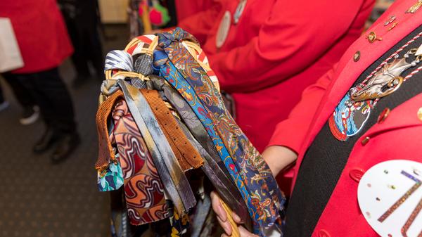 Der Weibliche Elferrat der AK 04 zeigt hier seine Trophäen. Neben der großen Menge beeindruckt auch die Scheußlichkeit der Muster und Farben. Es wird gemunkelt, dass die Männer geradezu dankbar die Gelegenheit ergriffen, diese ollen Exemplare des Kleiderschranks endlich loszuwerden.