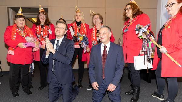 Zu den Traditionen des "unsinnigen Donnerstags" gehören Prüfungen wie diese: mit Teppichklopfern behandelt zu werden und über diese Demütigung auch noch zu lachen. Oberbürgermeister Marcus König (links) und Protokollchef Christoph Böhmer meisterten sie hervorragend.
