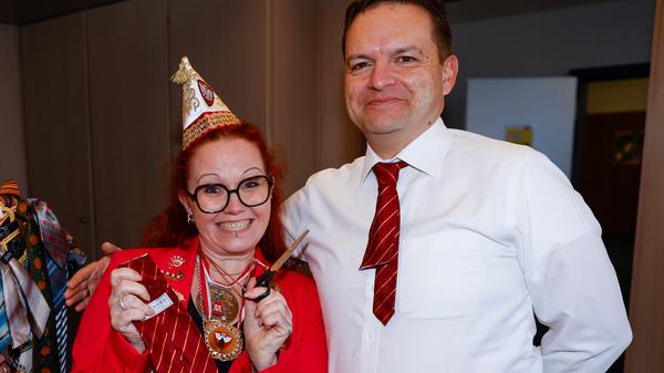 Auch Tobias Schmidt, der Leiter des Bürgermeisteramts, muss den Donnerstag fortan mit gekürzter Krawatte verbringen. Sein Lächeln fällt noch gequälter aus als das seines Oberbürgermeisters.