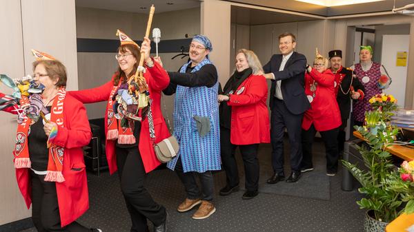 Eine Polonaise im Rathaus?! Eigentlich befindet sich die Politik ja im Dauerkrisenmodus - aber in Nürnberg "fliegen die Löcher aus dem Käse", wenn dieses Zitat aus klassischem Faschings-Liedgut an dieser Stelle gestattet ist. Danke!