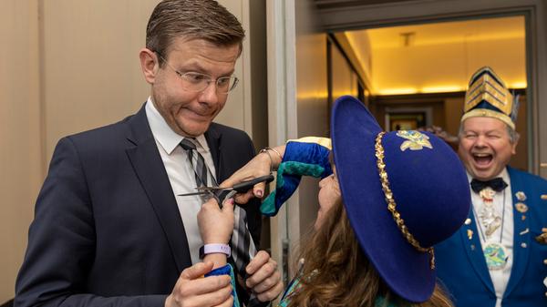 Er schaut ganz traurig, der Oberbürgermeister Marcus König, als ihm die Krawatte gekürzt wird. Dabei sollte er die Schnippelei an diesem "unsinnigen Donnerstag" langsam gewohnt sein. Insgesamt sechs Faschingsgesellschaften statten ihm einen Besuch ab: die AK 04, die Kratzbärscht’n der Luftflotte, die Schwanenritter, der Festausschuss Nürnberger Fastnacht, die Eibanesesen und die Dresdensia.