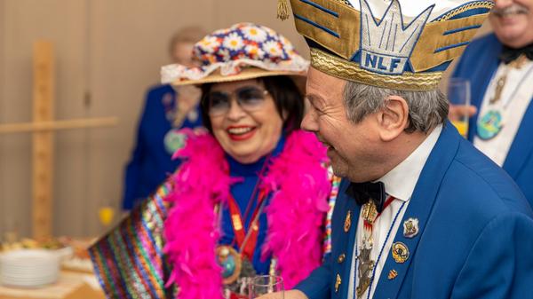 Die Stimmung war prächtig und genauestens geplant. Die erste Faschingsgesellschaft durfte um 9 Uhr zum OB, die nächsten folgten um 9.45 Uhr, um 10.30 Uhr, um 11.15 Uhr, um 12 Uhr. Die Eibanesen hatten mit 12.45 Uhr den spätesten Termin.