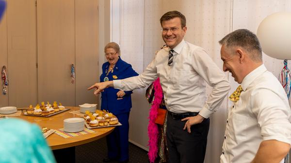 Ganz offensichtlich freuten sich die Männer im Rathaus (links OB König, rechts Protokollchef Christoph Böhmer) sehr über ihre missgestalteten Krawatten. Die "Weiber" wurden mit Häppchen empfangen.