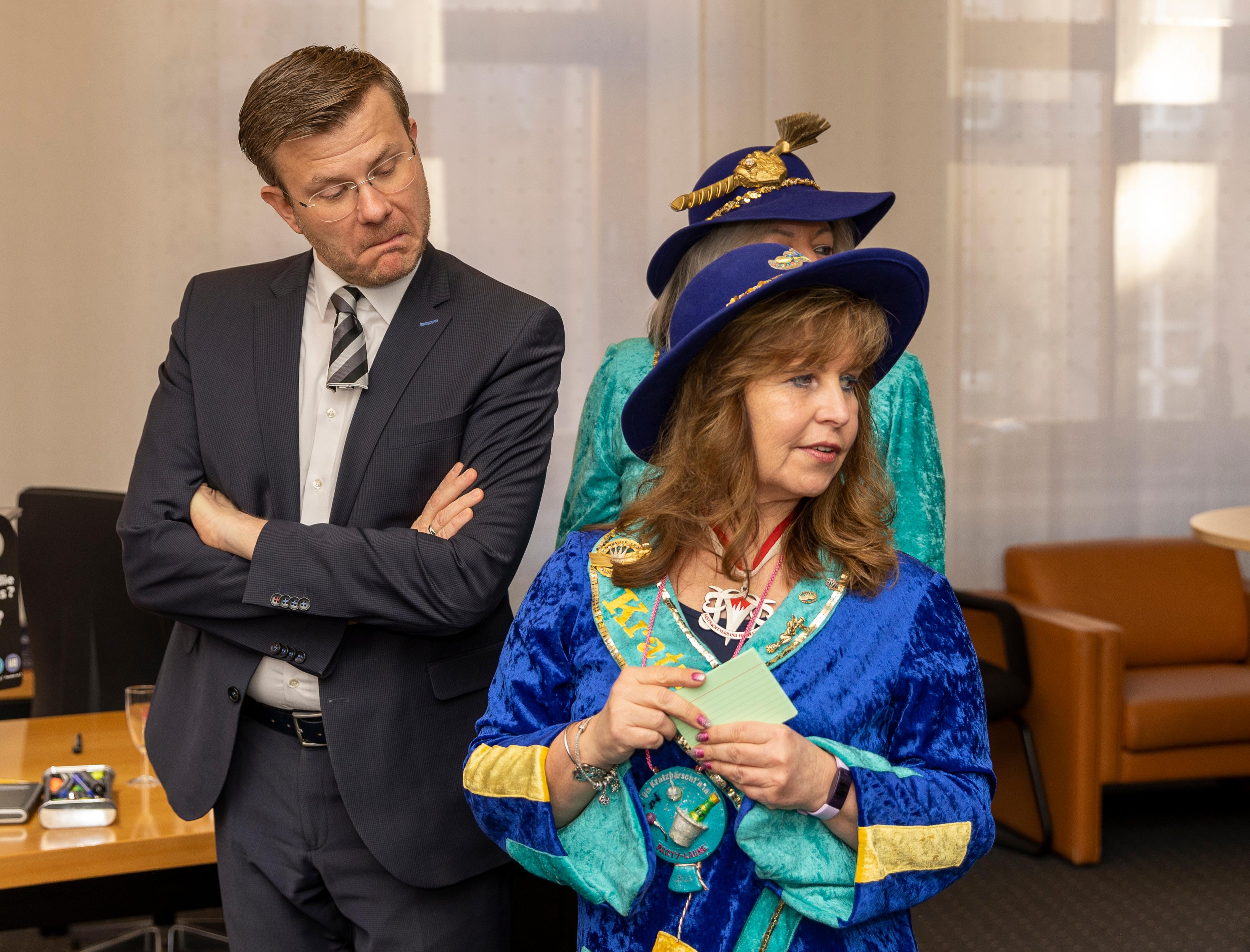 Oberbürgermeister Marcus König scheint sich diese Frage zu stellen, als ihm die Krawatte abgeschnitten wird. 