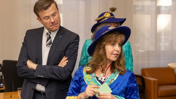 Oberbürgermeister Marcus König scheint sich diese Frage zu stellen, als ihm die Krawatte abgeschnitten wird.