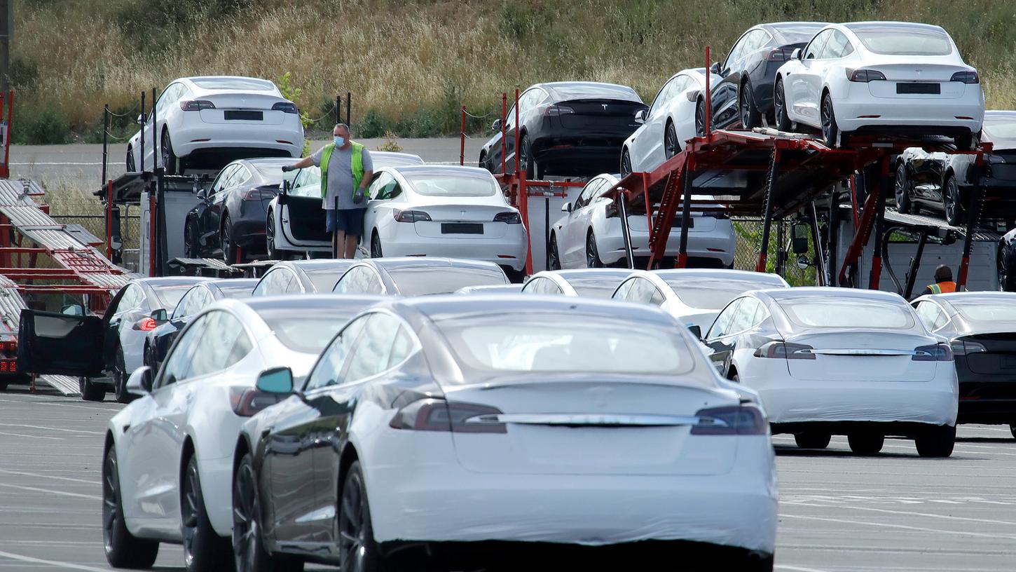 Neue Autos von Tesla werden im Tesla-Elektroautowerk auf einen Transporter geladen. (Symbolbild)