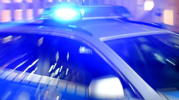 Rund 40 Personen greifen Polizisten an