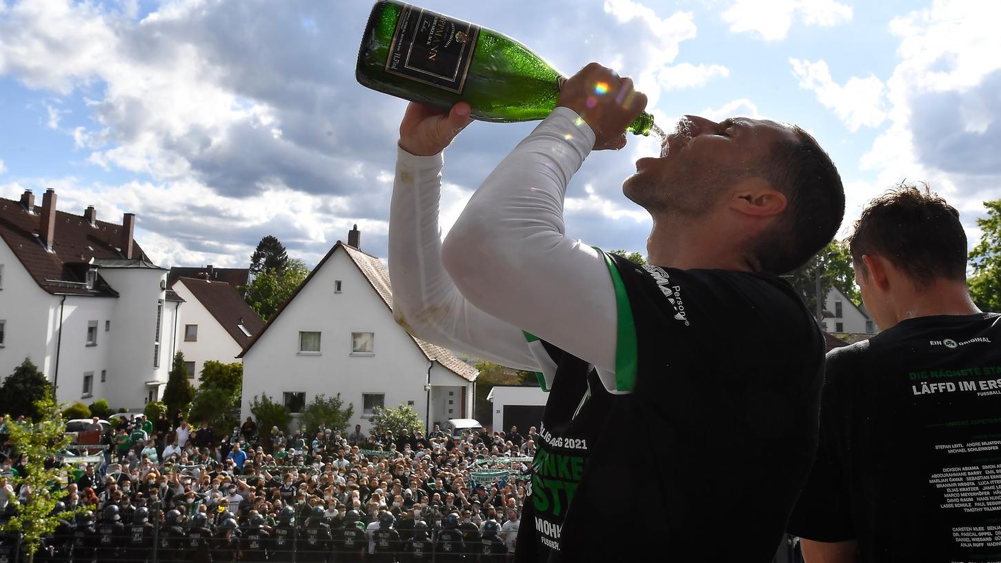 Der perlende Geschmack des Erfolgs: Branimir Hrgota nach dem letzten Besuch der Fortuna im Ronhof. 