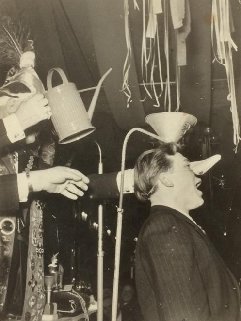 Franz Baumann mimt auf einer Sitzung der Karnevalsgesellschaft Nürnberger Trichter 1950 den Faschingsmuffel, dem mit dem Trichter der Faschingsgeist eingetrichtert wird. Anschließend spuckte er sogar einen Sprutz Wasser, den er vorher heimlich in den Mund genommen hatte.