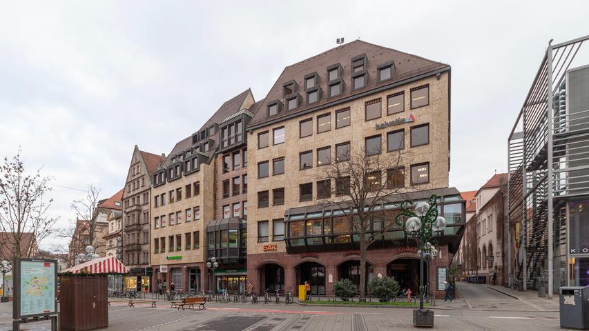 Seit 1984 steht mit dem Büro- und Geschäftshaus "Quartier am Königstor" verspielte Architektur des 1980er Jahre an Stelle des beliebten Kaffeehauses.