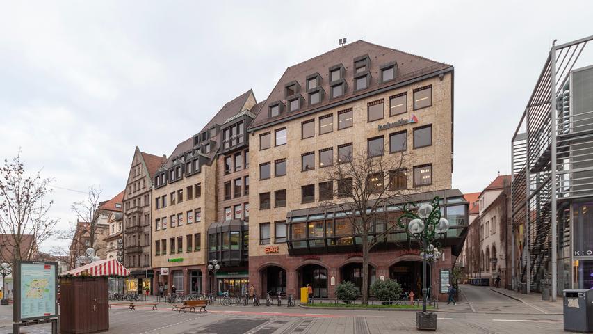 Seit 1984 steht mit dem Büro- und Geschäftshaus "Quartier am Königstor" verspielte Architektur des 1980er Jahre an Stelle des beliebten Kaffeehauses. Seit 1984 steht mit dem Büro- und Geschäftshaus "Quartier am Königstor" verspielte Architektur des 1980er Jahre an Stelle des beliebten Kaffeehauses.