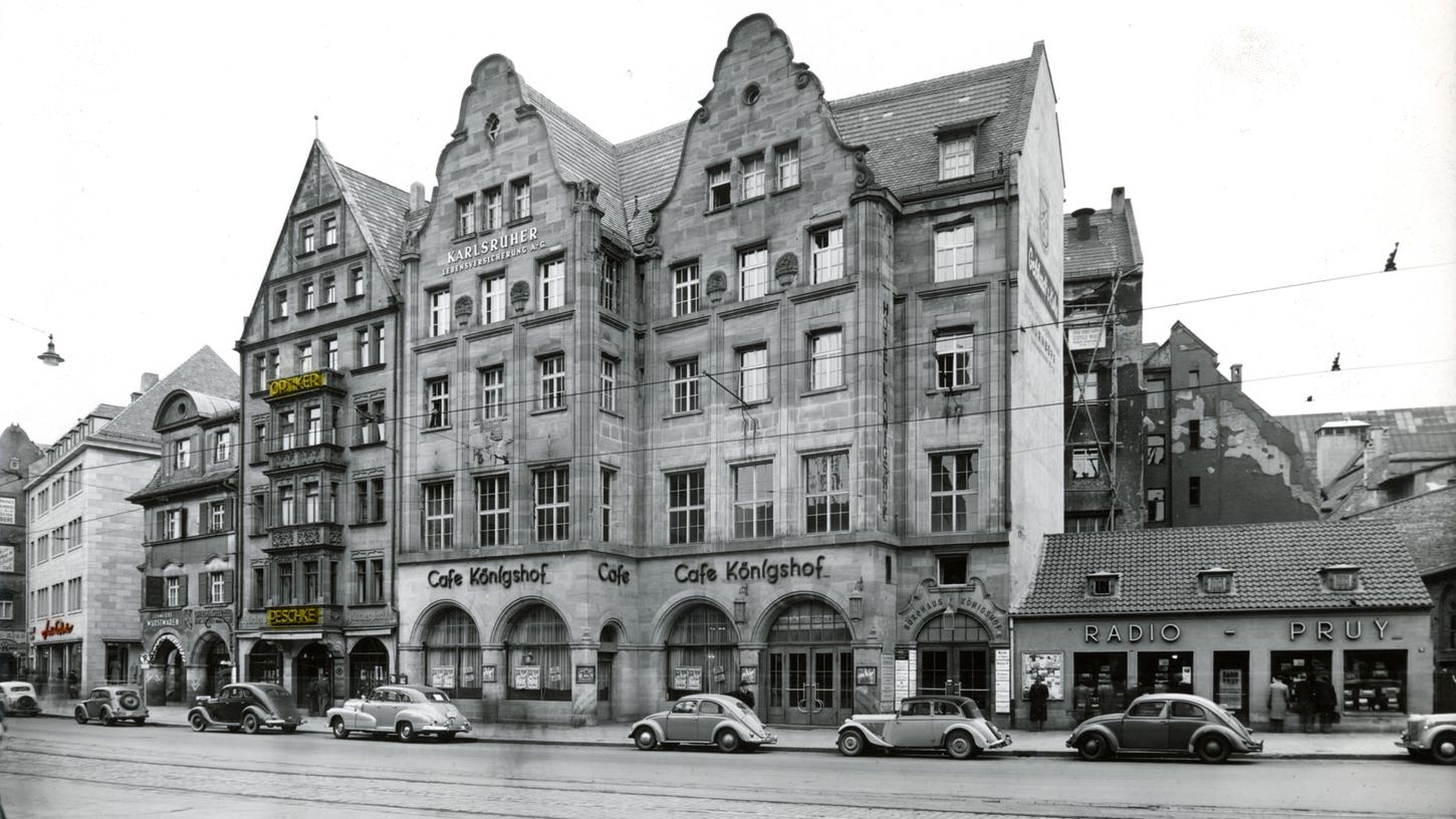 Das Café Königshof beim Königstor in einer Aufnahme von 1950. Beim Wiederaufbau des im Zweiten Weltkrieg vergleichsweise wenig beschädigten Königshofs ging man so behutsam vor, dass man ihm die Eingriffe kaum ansah.   