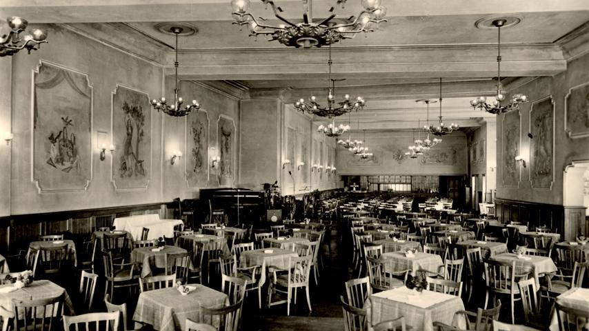 Undatierte Postkarte mit dem Café Königshof. Schon bald nach dem Krieg lud der renovierte Gastraum des Königshofs wieder zu Kaffee und Tanz ein. Die Ausstattung im "Dampferstil" war typisch für die Zeit.  