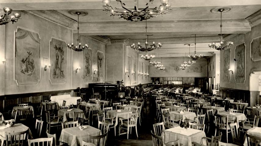 Undatierte Postkarte mit dem Café Königshof. Schon bald nach dem Krieg lud der renovierte Gastraum des Königshofs wieder zu Kaffee und Tanz ein. Die Ausstattung im "Dampferstil" war typisch für die Zeit. Undatierte Postkarte mit dem Café Königshof. Schon bald nach dem Krieg lud der renovierte Gastraum des Königshofs wieder zu Kaffee und Tanz ein. Die Ausstattung im "Dampferstil" war typisch für die Zeit.